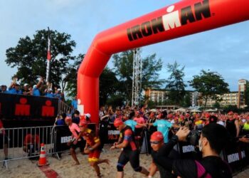 Sebahagian daripada 1475 peserta memulakan renangan sejauh 1.9 km diikuti berbasikal 90 km dan berlari 21.1 km  sempena Ironman 70.3 Desaru Coast di Desaru, Kota Tinggi, Johor pagi ini. -UTUSAN/RAJA JAAFAR ALI