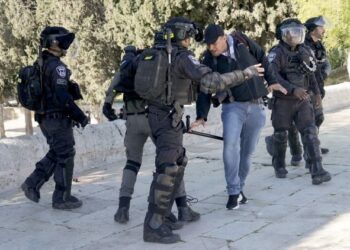 Anggota keselamatan Israel memukul jurufoto AFP, Ahmad Gharabli dengan cota apabila dia merakam serangan mereka ke atas penduduk Palestin di kompleks Masjid al-Aqsa, Jumaat lalu.