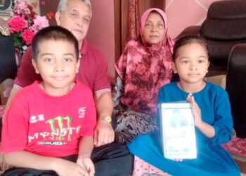 BASHAH Bakar (belakang, kanan) dan Zamri Mat Nati bersama dua cucu yang mereka jaga, Muhammad Afiq Muhammad Anas dan adiknya, Nur Alya Adriana ketika ditemui di Bukit Gantang semalam. – UTUSAN/WAT KAMAL ABAS