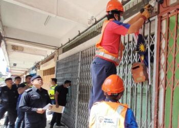 HUSSIN ZAMORA (kiri) ketika turut sama dalam operasi pemotongan elektrik bersepadu di sekitar daerah Kota Tinggi, Johor hari ini.