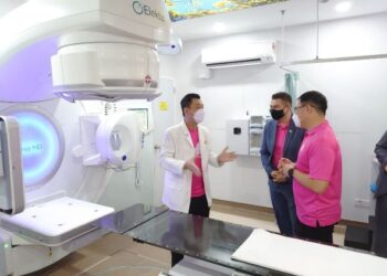 LING TIAN SOON (kanan) mendengar penerangan tentang pemeriksaan mamogram yang dijalankan di Hospital Pakar KPJ Johor, semasa melancarkan program Think Pink, hari ini.