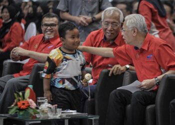 Ismail Sabri Yaakob  menyapa kanak-kanak tadika Kemas semasa Majlis Perhimpunan Perdana Sambutan 60 Tahun Kemas di Dewan A, Maeps di Serdang, Selangor hari ini. - UTUSAN/FAIZ ALIF AHMAD