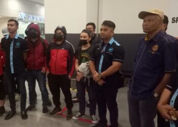 AZIRUL SHAFIQ Sazali (kiri), Hishamuddin Hashim (dua dari kanan) dan Musa Hassan (kanan) bersama mangsa di KLIA2, Sepang awal pagi tadi. - UTUSAN/AMREE AHMAD
