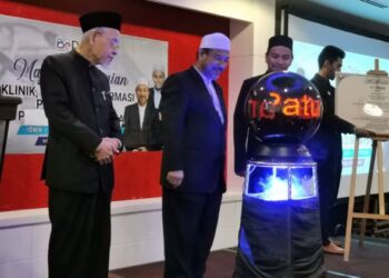 MOHD. Nassuruddin Daud (dua dari kiri) merasmikan Pelancaran Klinik, Hospital dan Farmasi Patuh Syariah Pertama Di Malaysia, di Kota Bharu, Kelantan semalam. -UTUSAN/ROSALWANI CHE SOH