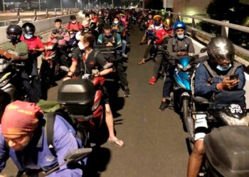 Penganggur di negara ini disaran mencari peluang pekerjaan di Singapura yang menawarkan gaji lumayan selain dikatakan memerlukan kira-kira 50,000 pekerja. – GAMBAR HIASAN