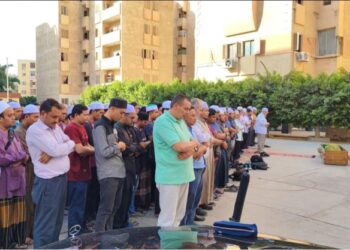 AHMAD Yakob mengimamkan solat jenazah Allahyarham Muhammad Firdaus Ab. Rais di Mesir semalam. - Ihsan Kedutaan Besar Malaysia di Kaherah.
