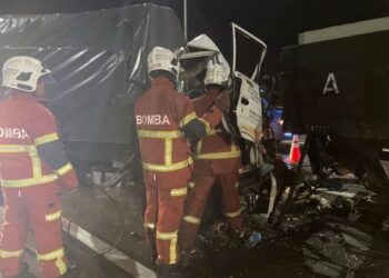 ANGGOTA bomba dan penyelamat membantu mengeluarkan mangsa  kemalangan melibatkan sebuah lori tiga tan dan sebuah treler di Kilometer (KM) 8.6, Jambatan Pulau Pinang dari Perai menghala ke pulau awal pagi tadi.