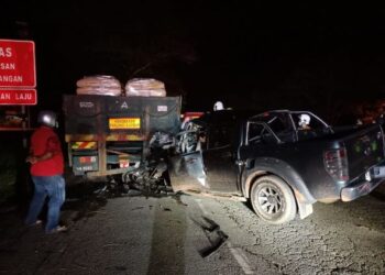 BEGINILAH keadaan pacuan empat roda dipandu lelaki yang merempuh belakang sebuah lori di Jalan Kuala Kangsar berhampiran Khantan Baru, Ipoh semalam. - UTUSAN/IHSAN JBPM