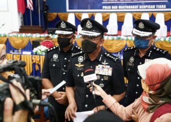 SHAFIEN Mamat bercakap kepada wakil media selepas Majlis Serah Terima Tugas di IPD Kota Bharu hari ini. UTUSAN/ROHANA MOHD. NAWI