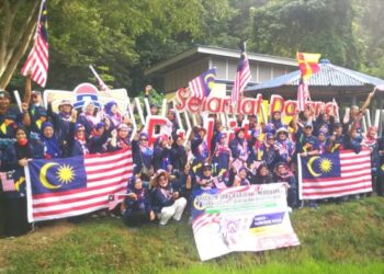 Ahli-ahli Yadim bergambar di kaki Bukit Jugra selepas mendaki sempena sambutan bulan kemerdekaan pagi semalalm. -UTUSAN/ABDUL RAZAK IDRIS
