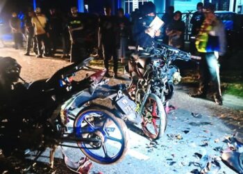 KEADAAN dua buah motosikal yang terlibat dalam kemalangan di Kampung Batu Putih, Pulau Serai, Dungun, semalam. - UTUSAN/NIK NUR IZZATUL HAZWANI NIK ADNAN