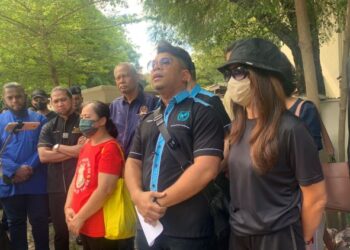 HISHAMUDDIN Hashim (dua dari kanan) bersama keluarga rakyat Malaysia yang menjadi mangsa sindiket penipuan kerja di luar Kedutaan Myanmar di Ampang Hilir, semalam.