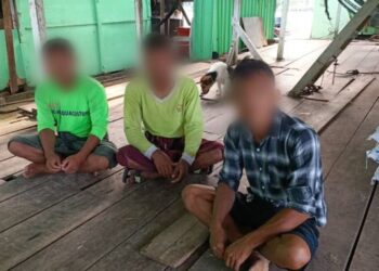 TIGA lelaki warga asing yang bekerja di atas sangkar ikan di perairan Batu Maung, Pulau Pinang ditahan Maritim Malaysia petang semalam kerana tidak mempunyai dokumen pengenalan diri.
