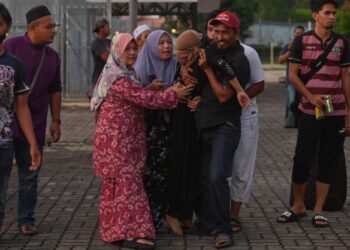 AHLI keluarga nelayan yang ditemukan lemas di perairan Pulau Redang tidak dapat menahan kesedihan apabila mayat nelayan terlibat dibawa ke Jeti Maritim Malaysia Terengganu di Kuala Terengganu, semalam. - UTUSAN/PUQTRA HAIRRY ROSLI
