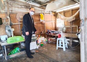 NGWE Hee Sem menunjukkan keadaan rumah pekerja yang kotor dan serba kekurangan semasa menyertai Op Rumah Pekerja di Kuala Sungai Baru, Melaka. - UTUSAN/MUHAMMAD SHAHIZAM TAZALI