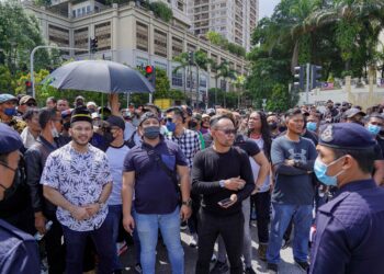 Penyokong Najib berhimpun di Pintu 3 Istana Negara, Kuala Lumpur, semalam bagi menyerahkan memorandum untuk pengampunan diraja. – UTUSAN/FARIZ RUSADIO