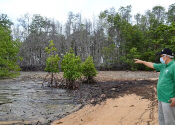 MASIH ADA KESAN MINYAK...AHMAD Ismail meninjau semula kawasan berlakunya pencemaran minyak di Pantai Cermin, Port Dickson yang berlaku pada Oktober 2020. 
– UTUSAN/ZAKKINA WATI AHMAD TARMIZI