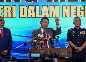 Saifuddin Nasution bercakap kepada media selepas sesi lawatan kerja ke Ibu Pejabat Polis Diraja Malaysia, Bukit Aman, semalam. Turut hadir, Timbalan Menteri Dalam Negeri, Datuk Seri Shamsul Anuar Nasarah dan Ketua Polis Negara, Tan Sri Acryl Sani Abdullah Sani. – UTUSAN/MOHD. FARIZWAN HASBULLAH