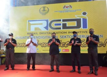 ALEXANDER Nanta Linggi (tengah) melakukan gimik pelancaran dalam program ReDI di Pulau Pangkor, Perak hari ini. - UTUSAN/ZULFACHRI ZULKIFLI