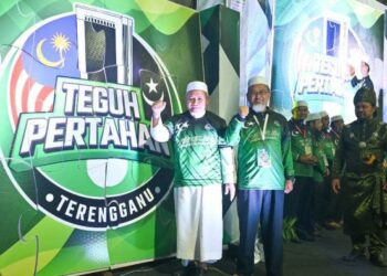 TUAN Ibrahim Tuan Man (kiri) melakukan gimik Pelancaran Jentera PRU15 Pas Terengganu di Dataran Kompleks Sukan Negeri, Gong Badak, Kuala Nerus, Terengganu, malam tadi.