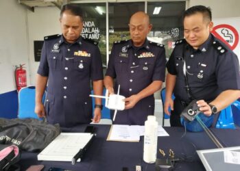 HANYAN Ramlan (tengah) menunjukkan sebahagian barangan yang dipercayai dicuri suspek dalam kes pecah rumah di Balai Polis Ayer Putih, Kemaman, hari ini. - UTUSAN/NIK NUR IZZATUL HAZWANI NIK ADNAN