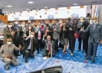 Ahli-ahli Parlimen pembangkang selepas Dewan Rakyat gagal meluluskan usul melanjutkan tempoh kuat kuasa Subseksyen 4(5) SOSMA 2012 untuk tempoh lima tahun lagi, Rabu lalu. – IHSAN JABATAN PENERANGAN