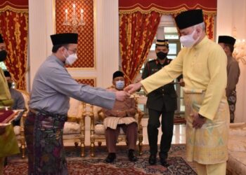 SULTAN Nazrin Muizzuddin Shah berkenan menerima  zakat perniagaan daripada Tabung Haji yang disampaikan oleh  Mustakim Mohamad di  Istana Changkat Persekutuan di Kuala Lumpur, semalam. - UTUSAN/IHSAN MAIPk