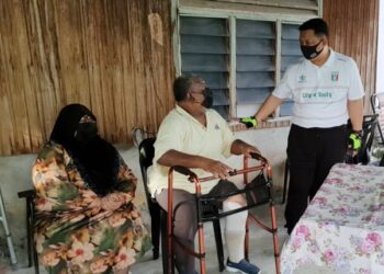 TUANKU Syed Faizuddin Putra Jamalullail beramah mesra dengan salah seorang penerima agihan zakat sempena Program Kayuhan Majlis Agama Islam dan Adat Istiadat Melayu Perlis (MAIPs) Peduli kepada asnaf-asnaf terpilih di Kuala Perlis hari ini.