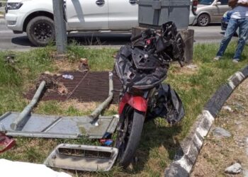 KEADAAN motosikal mangsa yang remuk selepas dirempuh trak pikup dalam kemalangan di persimpangan lampu isyarat Padang Layang, Jalan Salor - Pasir Mas, Kota Bharu, Kelantan hari ini. -IHSAN PDRM