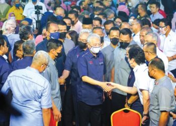 Ismail Sabri Yaakob dan Menteri Pembangunan Usahawan dan Koperasi, Tan Sri Noh Omar disambut oleh para hadirin dalam Majlis Pelancaran Bulan Koperasi Kebangsaan 2022 sempena 100 tahun Koperasi di MATIC, Kuala Lumpur, petang ini.  – MINGGUAN/ SHIDDIEQIIN ZON