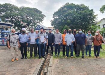 FAHMI ZAINOL (lima dari kiri) selepas mengetuai beberapa ahli PKR khususnya dari Cabang Permatang Pauh membuat laporan polis terhadap Najib Tun Razak di IPD SPT, Bukit Mertajam, Pulau Pinang semalam.