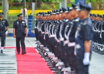 RUSLAN Khalid memeriksa kawalan kehormatan pada Perhimpunan Bulanan Kontinjen Negeri Sembilan di pekarangan IPK Negeri Sembilan di Seremban hari ini.-UTUSAN/MOHD. SHAHJEHAN MAAMIN.