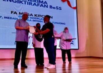 DR. Izani Husin (kiri) menyampaikan Sijil Pengiktirafan Bersih, Selamat dan Sihat kepada pengusaha kedai makan sempena
Hari Keselamatan Makanan Sedunia Peringkat Kelantan di Mydin Mall, Tunjong, Kota Bharu, Kelantan hari ini. -UTUSAN/ROSLIZA MOHAMED