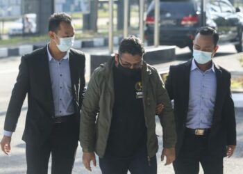 MOHD. Zakiuddin Ridzua (tengah) dibawa ke Mahkamah Sesyen Seremban hari ini atas pertuduhan menerima rasuah sebanyak RM5,000 untuk mengesahkan kerja pembinaan struktur saliran Projek Pembangunan Kompleks Sukan Rembau, tahun lalu.-UTUSAN/NOR SHAFAWATI YUP.