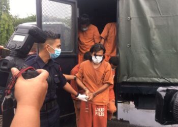 Suspek yang didakwa menghina Islam dibawa ke Mahkamah Majistret Kuala Krai, Kelantan untuk mendapatkan perintah reman hari ini. UTUSAN/ROSMIZAN RESDI