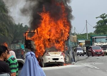 ORANG ramai melihat api yang marak akibat pertembungan sebuah kereta dan lori dalam kemalangan jalan raya di Jalan Temerloh-Kuala Krau berdekatan Kampung Datuk Shariff Ahmad di Temerloh, Pahang. - IHSAN PENGGUNA JALAN RAYA