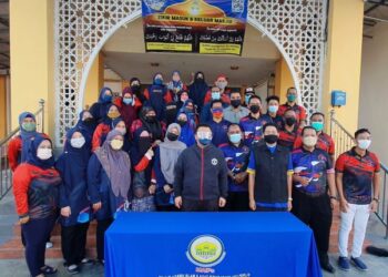 TUANKU Syed Faizuddin Putra Jamalullail bersama rombongan Majlis Agama Islam Wilayah Persekutuan (MAIWP) di perkarangan Masjid Al Muqarrabin, Behor Empiang, Kangar, Perlis hari ini.