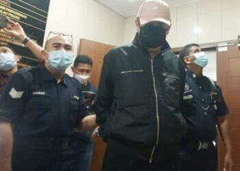 SEORANG ahli perniagaan mengaku tidak bersalah di dua Mahkamah Sesyen George Town, Pulau Pinang pagi ini atas lapan pertuduhan menipu seorang individu bagi menyelesaikan kes cukai rokok dengan pihak JKDM dan Eksais Diraja Malaysia membabitkan nilai RM1,895,020 pada 2019.