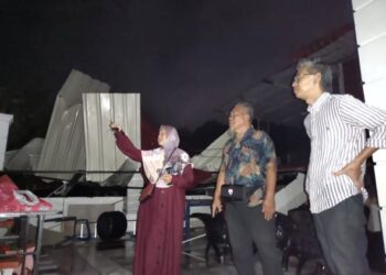 ANITA Abdul Wahab menunjukkan keadaan rumahnya yang terjejas teruk akibat kejadian ribut di Kampung Tanjung Berangan, Sepri, Rembau lewat petang semalam.-UTUSAN/NOR AINNA HAMZAH.