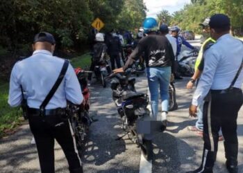 SEBAHAGIAN penunggang motosikal yang diperiksa di Kilometer 116, Jalan Persekutuan Ipoh-Kuala Lumpur berhampiran susur keluar Plaza Tol Behrang dekat Tanjung Malim semalam. - UTUSAN/IHSAN PDRM