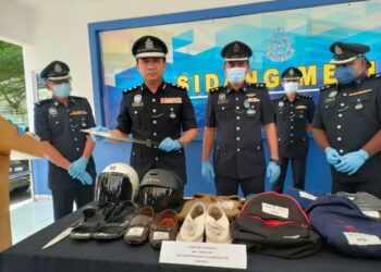 CHA Hoong Fong (dua dari kiri) menunjukkan barang bukti yang dirampas daripada lima penyamun dalam sidang akhbar di Klang, semalam. -UTUSAN/ABDUL RAZAK IDRIS