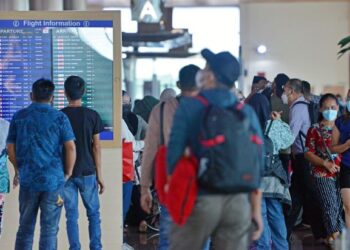 INDUSTRI pelancongan Langkawi berisiko berikutan pulau peranginan itu kini dilaporkan mengalami kekura­ngan tenaga kerja kritikal. -UTUSAN/SYED HAZRUL AFIF