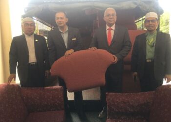 AMER Ahmad (dua dari kiri) menyerahkan sofa terpakai kepada Engku Rajhan Engku Ismail di Hotel The Grand Renai Hotel, Kota Bharu, Kelantan, hari ini. - UTUSAN/ROSMIZAN RESDI