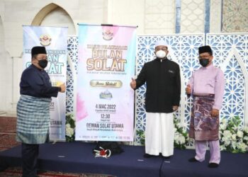 AHMAD Marzuk Shaary (dua dari kanan) melancarkan program Bulan Solat Peringkat Wilayah Persekutuan di Masjid Wilayah Persekutuan Kuala Lumpur, hari ini.