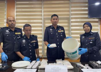 SHARIMAN Ashari (dua dari kanan) menunjukkan sebahagian dadah yang dirampas polis dalam beberapa serbuan di penempatan Bukit Malut, Langkawi. -UTUSAN/NUR AMALINA AZMAN