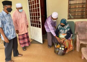 JAWATANKUASA Masjid Al Mubarak Kampung Kelubi, Jasin, Melaka menyampaikan Bakul Syawal kepada salah seorang asnaf di kampung berkenaan, semalam. - UTUSAN/DIYANATUL ATIQAH ZAKARYA