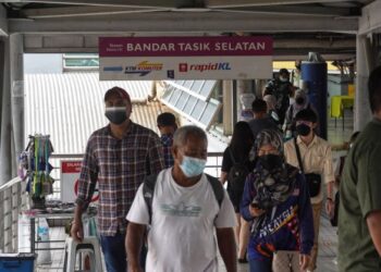 KELEWATAN tiba menggunakan perkhidmatan LRT semasa waktu puncak antara sebab orang ramai menggunakan kenderaan sendiri untuk ke pejabat sekaligus menyumbang kepada kesesakan lalu lintas di ibu negara pada waktu puncak. -UTUSAN/MUHAMAD IQBAL ROSLI