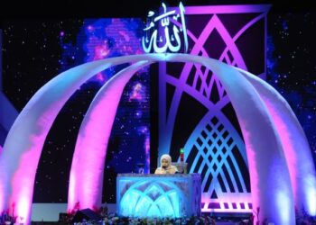 SEORANG peserta wanita kategori hafazan mengalunkan bacaan al-Quran dalam Majlis Tilawah dan Hafazan al-Quran Peringkat Kebangsaan 2022 di Pusat Islam Iskandar Johor Bahru, kelmarin. – UTUSAN/RAJA JAAFAR ALI