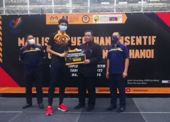 Mohd. Sazili Shahibi  (dua dari kanan) menyampaikan insentif kepada atlet UiTM yang mewakili negara ke Sukan SEA Hanoi bulan lepas. -UTUSAN/ABDUL RAZAK IDRIS