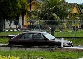 KENDERAAN yang dipercayai membawa Muhammad Zamri Vinoth Kalimuthu selepas didakwa atas pertuduhan menyebabkan kecederaan dan mengugut seorang wanita di Mahkamah Majistret Kangar, Perlis hari ini. -UTUSAN/ASYRAF MUHAMMAD